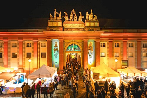 Polnische Weihnachtstraditionen lernt man auf dem Sternenmarkt am Kutschstall in Potsdam kennen. - © André Stiebitz/PMSG/dpa-tmn