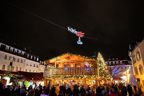 Auf dem Drahtseil: In Saarbrücken kommt während des Christkindlmarkts zweimal täglich der Weihnachtsmann im Schlitten angeflogen. - © Manuela Meyer/Verkehrsverein Saarbrücken e.V./dpa-tmn