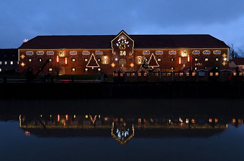 Der «längste Adventskalender der Welt»: Das Eiderkanal-Packhaus im historischen Hafen von Tönning zur Adventsszeit. - © Carsten Rehder/dpa/dpa-tmn