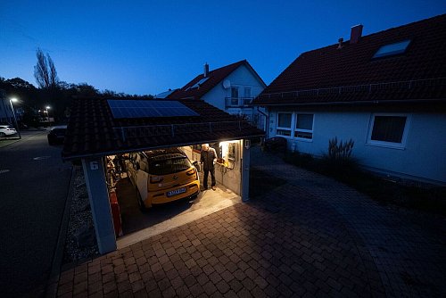 In der eigenen Garage laden ist vergleichsweise einfach. (Archivbild) - © Marijan Murat/dpa