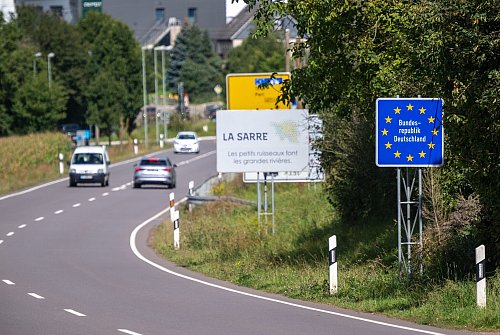 Grenzübergang zwischen dem französischen Apach und dem deutschen Perl. - © Harald Tittel/dpa