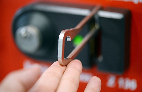 Ein Kastenschluss mit einem Sperrbügel dient der zusätzlichen Sicherung vor Einbruch. - © Susann Prautsch/dpa-tmn