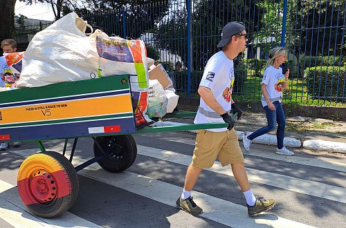 Vettel zieht den Wagen mit dem Müll. - © Jens Marx/dpa