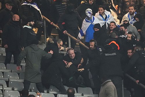 In der ersten Halbzeit kam es zu Rangeleien im Stadion. - © Thibault Camus/AP