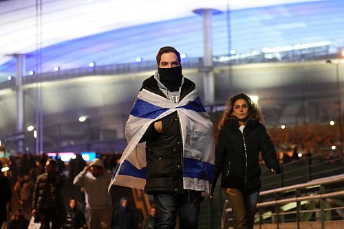 Israel-Fans reisten einem Bericht zufolge mit eigenen Bussen und Polizeigeleit ab. - © Aurelien Morissard/AP/dpa