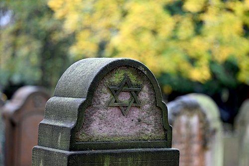 Unter Berücksichtigung des Jüdischen Schabbats finden einige Gedenkveranstaltungen an die Pogromnacht nicht Samstag, sondern Freitag oder Sonntag statt. (Archivbild) - © Federico Gambarini/dpa