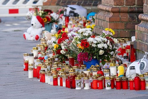 Auch Plüschtiere und handgeschriebene Zettel erinnern an Fabian, der mutmaßlich einem Gewaltverbrechen zum Opfer fiel. - © Stefan Sauer/dpa
