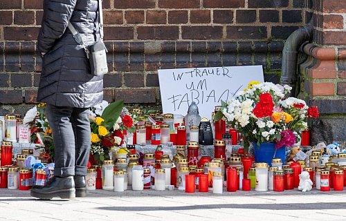 Das Meer an Kerzen vor der Güstrower Pfarrkirche wächst noch immer. - © Stefan Sauer/dpa