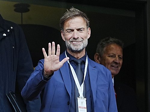 Der ehemalige Liverpooler Trainer Jürgen Klopp feierte auf der Ehrentribüne mit. - © Peter Byrne/PA Wire/dpa