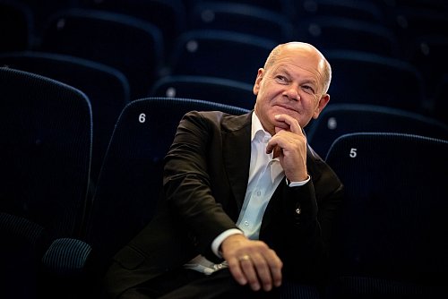 Bundeskanzler Olaf Scholz (SPD) lobt in Potsdam die Verdienste seines Parteifreunds Dietmar Woidke. - © Fabian Sommer/dpa