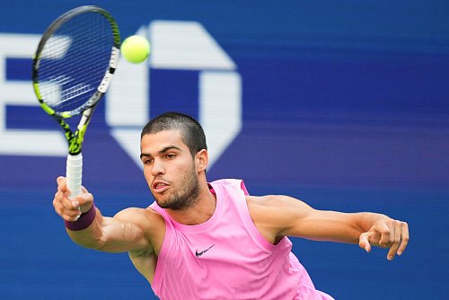 Carlos Alcaraz ist bei den diesjährigen US Open noch ohne Satzverlust. - © Kirsty Wigglesworth/AP/dpa