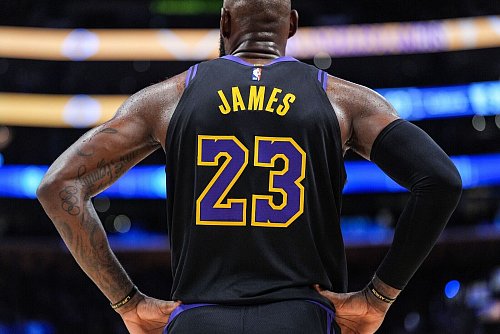 Die Nummer 23 der Lakers stand als erster NBA-Profis nun in 23 Saisons auf dem Platz. - © Jae C. Hong/AP/dpa