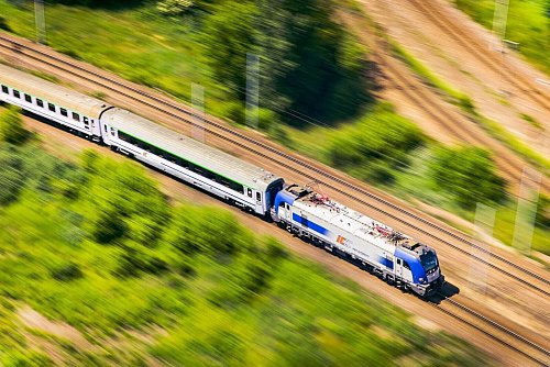 Mit dem Zug nach Polen? Gut zu wissen: Diskretion und Höflichkeit haben hier Vorrang vor lauten Gesprächen oder Telefonaten. - © PKP Intercity/dpa-tmn