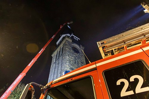 Aus 54 Meter Höhe haben Feuerwehrleute in Bochum die nicht mehr sichere Metallkugel der Kirchturmspitze abgesägt. - © Justin Brosch