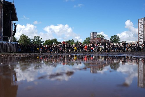 Nach dem Dauerregen zeigt sich auch die Sonne über dem Wacken Open Air. - © Marcus Brandt/dpa