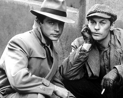 Udo Kier (l) mit Schauspieler Helmut Berger (r) während der Dreharbeiten zu dem Tessari-Film «Das fünfte Gebot». (Archivbild) - © Horst Ossinger/dpa