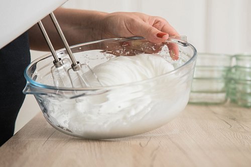 Als Alternative zu rohen Eiern: Das Wasser von Kichererbsen ist ein vielseitiger Ersatz für Eischnee. - © Christin Klose/dpa-tmn