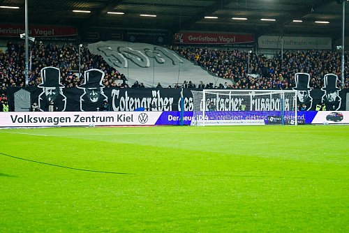 Die geschmacklosen Fanplakate könnten wir Holstein Kiel noch Konsequenzen haben. - © Frank Molter/dpa