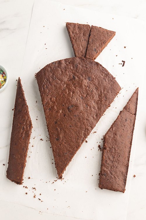 Das Grundgerüst der Schokokuchen-Schultüte ist nun fertig zum Verzieren. Die übrigen Teile können so vernascht oder zu Mini-Schultüten zurechtgeschnitten werden. - © Kathrin Runge/backenmachtgluecklich.de/dpa-tmn