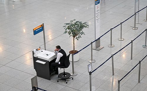 Beschäftigte aus dem öffentlichen Dienst der Flughafenbetreiber, den Bodenverkehrsdiensten und den Luftsicherheitsbereichen waren im Ausstand. - © Peter Kneffel/dpa