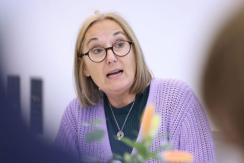 Trotz Überstunden und abwesenden Ausbildern: Die Mehrheit der Azubis ist zufrieden. - © David Young/dpa