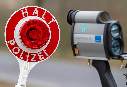 In mehreren Bundesländern will die Polizei die Geschwindigkeit von Fahrzeugen messen. (Symboldbild) - © Stefan Sauer/dpa