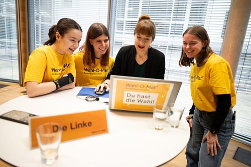 Auch die Linken-Spitzenkandidatin Heidi Reichinnek probierte das Online-Tool mit Mitgliedern der Jugendredaktion des Wahl-O-Mat aus. - © Sebastian Christoph Gollnow/dpa