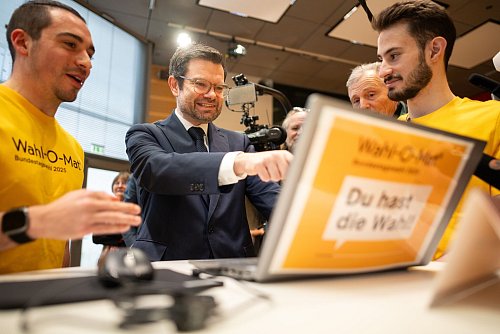 Bei der feierlichen Online-Schaltung des Angebots waren auch Spitzenpolitiker wie FDP-Generalsekretär Marco Buschmann dabei. - © Sebastian Christoph Gollnow/dpa