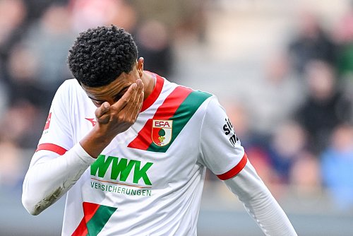 Augsburg-Youngster Noahkai Banks ist nach der Klatsche gegen Leipzig bedient. - © Harry Langer/dpa