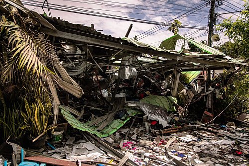 Auch zivile Gebäude wurden bei den mehrtägigen Kämpfen zerstört. - © Wissarut Weerasopon/ZUMA Press Wire/dpa