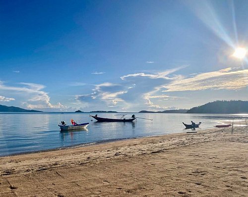Solch leere Strände sind mittlerweile selten geworden auf der Insel im Golf von Thailand. (Archivbild) - © Carola Frentzen/dpa