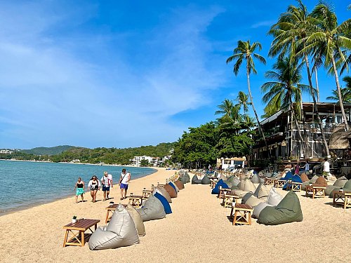 Weiße Strände und Kokospalmen - das lockte einst die Rucksacktouristen nach Koh Samui. Heute ist die Insel ein Massenziel geworden. (Archivbild) - © Carola Frentzen/dpa