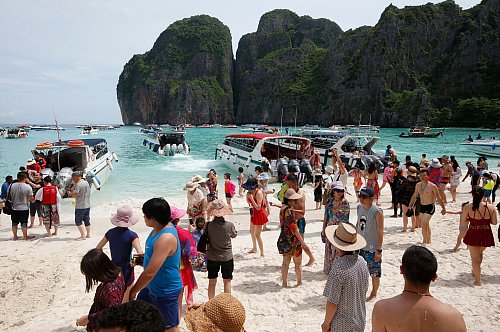 Im Jahr 2000 löste bereits der Film «The Beach» von Danny Boyle einen Touristenansturm aus. Opfer war die «Maya Bay» auf Phi Phi Island. (Archivbild) - © Sakchai Lalit/AP/dpa