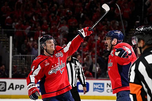 Owetschkin (r.) feiert seinen vierten Playoff-Treffer. - © Nick Wass/AP/dpa
