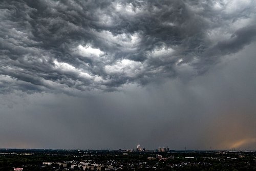 Im Westen sind heute Gewitter und Starkregen möglich. (Symbolbild) - © Christoph Reichwein/dpa