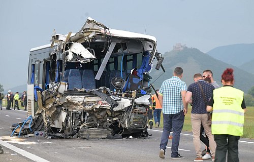 28 Menschen sind bei dem Unfall verletzt worden. - © Frantiek Iván/TASR/dpa