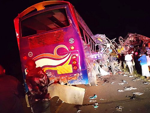 Zwei Reisebusse sind bei einem Überholmanöver frontal aufeinandergestoßen. - © Uncredited/Uganda Red Cross/AP/dpa