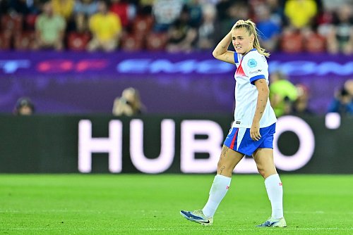 Geste zu oft wiederholt: Engländerinnen knien nicht mehr vor dem Match. (Archivbild) - © Sebastian Christoph Gollnow/dpa