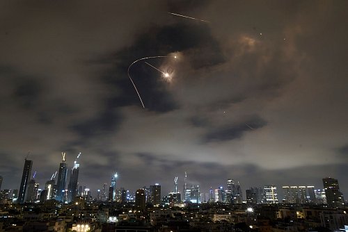 Israel und der Iran greifen sich weiter gegenseitig an. - © Leo Correa/AP/dpa