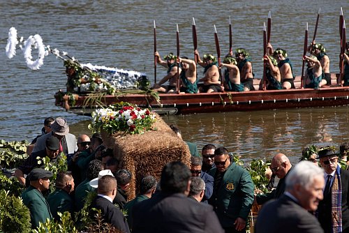 Träger brachten den Sarg auf den heiligen Taupiri Mountain. - © Alan Gibson/AP