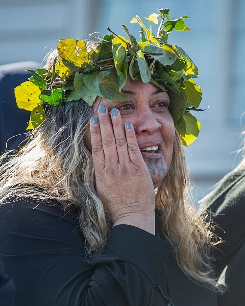 Viele Menschen waren in tiefer Trauer um den König. - © Alan Gibson/AP/dpa
