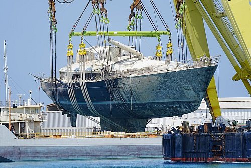 Nach zehn Monaten wurde die Luxusyacht aus dem Wasser gehoben und zum Hafen von Termini Imerese gebracht. - © Peter Byrne/PA Wire/dpa