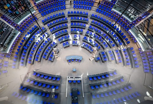 Am Sonntag werden die Abgeordneten des Deutschen Bundestags bei Neuwahlen gewählt. (Archivbild) - © Michael Kappeler/dpa-Pool/dpa