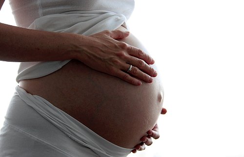 Dass Frauen mit Endometriose schwerer schwanger werden, hat unterschiedliche Gründe. - © Mascha Brichta/dpa-tmn