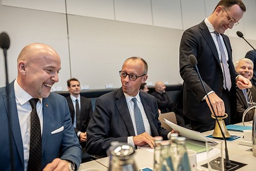 Bei der Sitzung der Unionsfraktion im Bundestag geht es auch um die Irritationen, die Außenminister Johann Wadephul (CDU) mit Äußerungen in Damaskus über die Rückkehr von Syrern in ihre Heimat ausgelöst hatte. - © Michael Kappeler/dpa