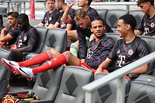 Lässig auf der Ersatzbank: Leroy Sané (l) neben Jamal Musiala. - © Sven Hoppe/dpa