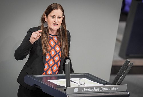 Die Linken-Vorsitzende Janine Wissler will Aktionäre zur Kasse bitten. - © Michael Kappeler/dpa