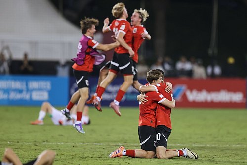 Nach dem historischen Erfolg gibt es kein Halten mehr. - © Hussein Sayed/AP/dpa