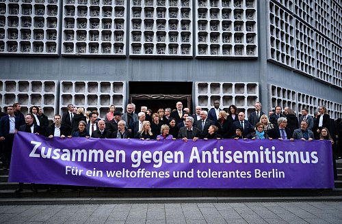 SPD, Grüne, FDP und Union hatten sich im November nach langen, strittigen Verhandlungen auf einen Text für einen Antrag zur Ächtung und Bekämpfung von Antisemitismus geeinigt. Experten und einige Oppositionspolitiker störten sich vor allem an der darin verwendeten Definition von Antisemitismus. (Archivbild) - © Bernd von Jutrczenka/dpa