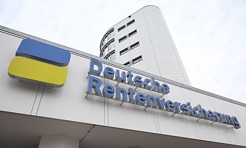 Selbst wer Rentenansprüche im Ausland erworben hat, kann diese im Inland beantragen. - © Bernd Weißbrod/dpa/dpa-tmn